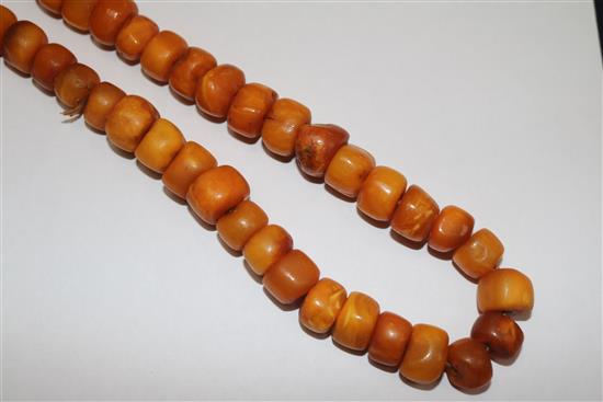 A single strand amber bead necklace, gross 72 grams, 48cm.